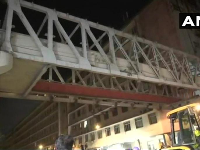 Mumbai Bridge accident: FIR against railway and BMC officials, five people killed and 32 injured in the incident | मुंबई ब्रिज हादसा: रेलवे और BMC अधिकारियों के खिलाफ FIR दर्ज, घटना में 6 लोगों की मौत, 32 घायल Mumbai Bridge accident: FIR against railway and BMC officials, five people killed and 32 injured in the incident | मुंबई ब्रिज हादसा: रेलवे और BMC अधिकारियों के खिलाफ FIR दर्ज, घटना में 6 लोगों की मौत, 32 घायल