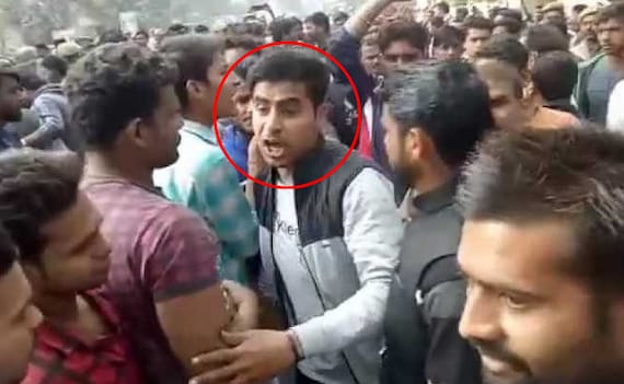 Bulandshahr Violence accused army jawan jitu fauji video on that day, police gets FIR for killed inspector | बुलंदशहर हिंसा: वीडियो में देखें, घटना के वक्त मौजूद था जीतू फौजी, इंस्पेक्टर सुबोध को शायद इसी ने मारी गोली! Bulandshahr Violence accused army jawan jitu fauji video on that day, police gets FIR for killed inspector | बुलंदशहर हिंसा: वीडियो में देखें, घटना के वक्त मौजूद था जीतू फौजी, इंस्पेक्टर सुबोध को शायद इसी ने मारी गोली!