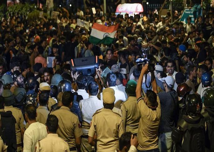 दिल्ली में जनपथ-कर्तव्य पथ के 4 किमी दायरे में 24 घंटे मोबाइल इंटरनेट बंद