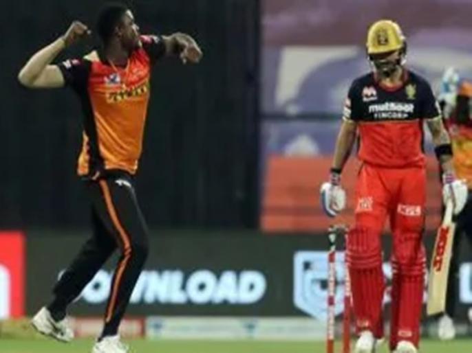 RH Vs RCB IPL 2021 Match 6 virat kohli angry reaction after caught by vijay shankar | IPL 2021: आउट होने के बाद मैदान फूटा विराट कोहली का गुस्सा, बाउंड्री लाइन पर मारा बल्ला और फिर... RH Vs RCB IPL 2021 Match 6 virat kohli angry reaction after caught by vijay shankar | IPL 2021: आउट होने के बाद मैदान फूटा विराट कोहली का गुस्सा, बाउंड्री लाइन पर मारा बल्ला और फिर...
