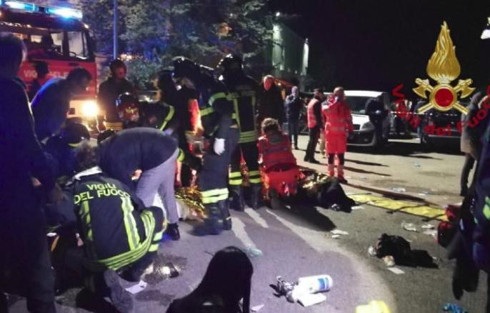 Italy's nightclub stampede, 6 people including five minors died | इटली के नाइट क्लब में पेपर स्प्रे की दुर्गंध से मची भगदड़, पांच नाबालिग समेत 6 लोगों की मौत Italy's nightclub stampede, 6 people including five minors died | इटली के नाइट क्लब में पेपर स्प्रे की दुर्गंध से मची भगदड़, पांच नाबालिग समेत 6 लोगों की मौत
