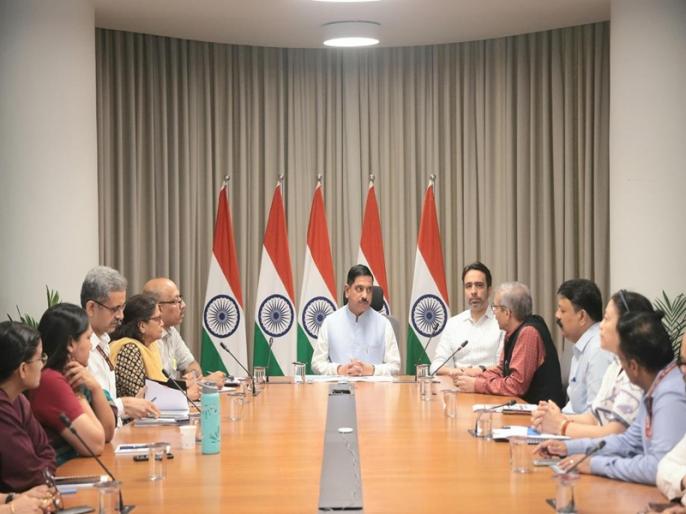 प्रह्लाद जोशी ने संभाला शिक्षा मंत्रालय का अतिरिक्त प्रभार