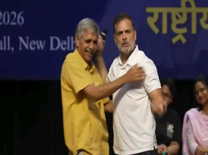 राहुल गांधी ने संदीप दीक्षित को गले लगाकर मोदी की विदेश नीति पर कसा तंज