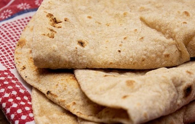 रोटी बनाने से पहले आटे में थूकना?, रसोइए और मालिक अरेस्ट, वीडियो