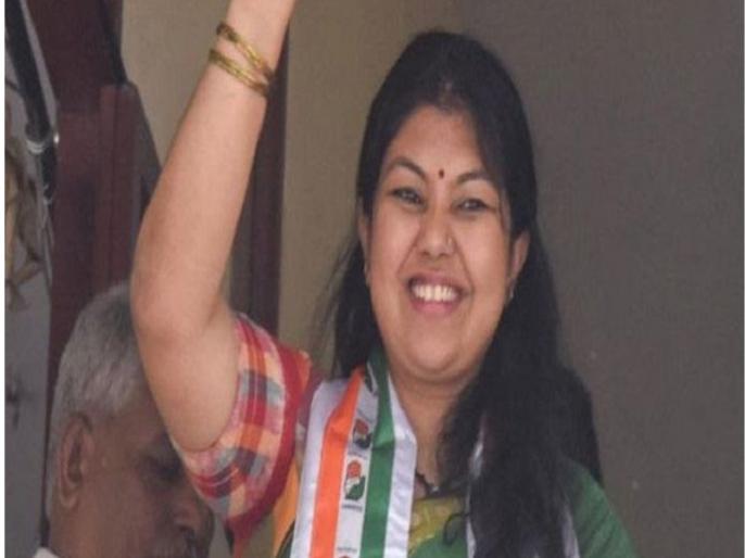 Karnataka Assembly Election 2018 Congress candidate Sowmya Reddy wins Jayanagar assembly constituency | कर्नाटकः कांग्रेस ने छीनी BJP के हाथ से जयनगर विधानसभा सीट, सौम्या रेड्डी ने फहराया विजय पताका Karnataka Assembly Election 2018 Congress candidate Sowmya Reddy wins Jayanagar assembly constituency | कर्नाटकः कांग्रेस ने छीनी BJP के हाथ से जयनगर विधानसभा सीट, सौम्या रेड्डी ने फहराया विजय पताका