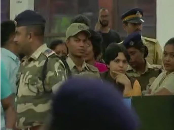 Sabarimala Temple: devotees block trupti desai at Kochi airport | सबरीमाला मंदिरः भक्तों ने कोच्चि हवाईअड्डे पर ही तृप्ति देसाई को रोका, 200 के खिलाफ मामला दर्ज Sabarimala Temple: devotees block trupti desai at Kochi airport | सबरीमाला मंदिरः भक्तों ने कोच्चि हवाईअड्डे पर ही तृप्ति देसाई को रोका, 200 के खिलाफ मामला दर्ज