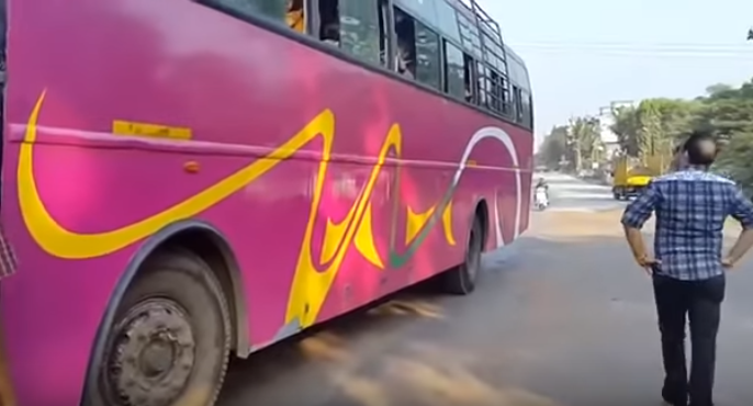 Watch Viral Video which you never seen before, passenger thrown the empty water bottle on the road | बस में सवार यात्री ने सड़क पर फेंकी खाली पानी की बोतल, आगे जो हुआ उसे देख आप आग बबूला हो जाएंगे Watch Viral Video which you never seen before, passenger thrown the empty water bottle on the road | बस में सवार यात्री ने सड़क पर फेंकी खाली पानी की बोतल, आगे जो हुआ उसे देख आप आग बबूला हो जाएंगे
