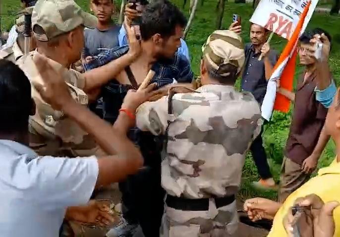 नेहा बोरा पर स्याही फेंकने वाला युवक हिरासत में