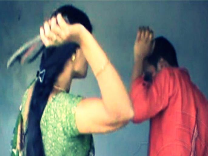 बिहार: लड़की से प्रेमी को चप्पल से पिटवाया, फिर चप्पल पर थुकवाकर चटवाया,  जुर्माना वसूला