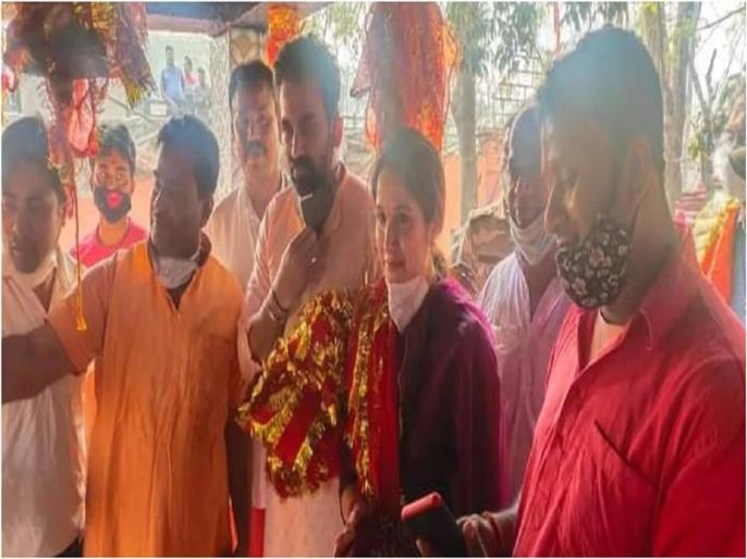 zaheer khan arrives with wife sagarika at rajarappa offering prayers at chinnamastika temple | पत्नी सागरिका संग धोनी के शहर पहुंचे जहीर खान, मंदिर में की पूजा-अर्चना, कहा- मां के दरबार में आकर अच्छा लगा zaheer khan arrives with wife sagarika at rajarappa offering prayers at chinnamastika temple | पत्नी सागरिका संग धोनी के शहर पहुंचे जहीर खान, मंदिर में की पूजा-अर्चना, कहा- मां के दरबार में आकर अच्छा लगा
