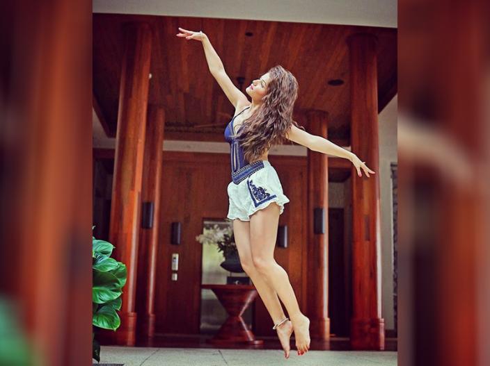 Rubina Dilaik Post Her Hot And Sexy Photo On Instagram | टीवी एक्ट्रेस रुबीना दिलाइक की इन Hot अदाओं को देखते रह जाएंगे आप | Lokmat News Hindi