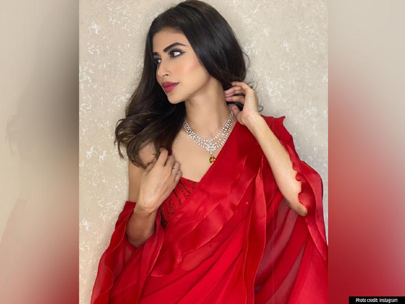 Look Fiery In Red Sarees Like Mouni Roy, Check Out